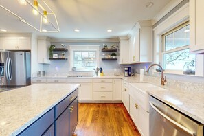 Frigorífic, microones, placa de cuina i rentaplats 