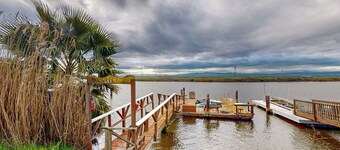 Riverside Retreat in Bethel Island: Fish & Boat!