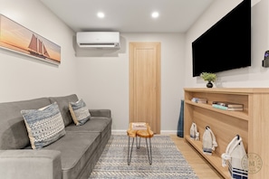 TV, books - Regatta Suite 102 · walk Mystic-Train/Downtown · aquarium (Groton)