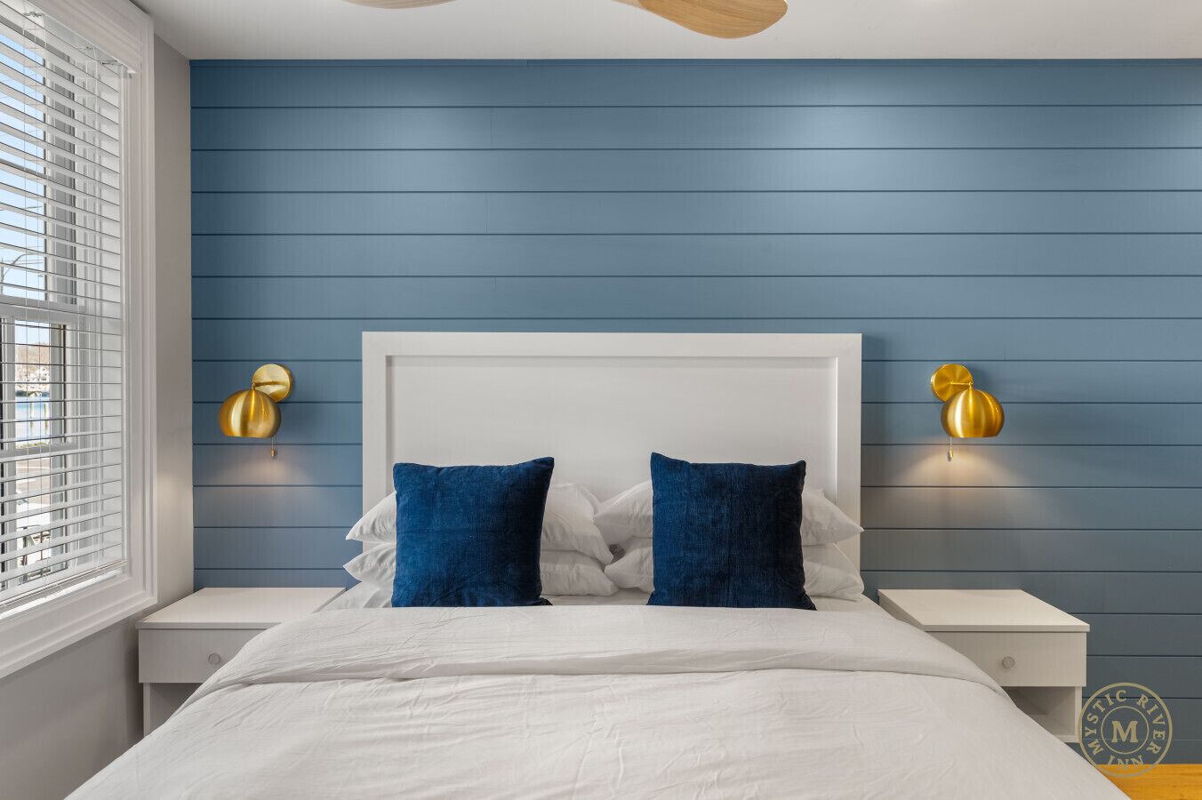 Een bureau, een strijkplank/strijkijzer, reisbedje, wifi