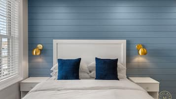 Een bureau, een strijkplank/strijkijzer, reisbedje, wifi