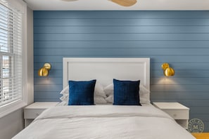 Desk, iron/ironing board, travel cot, WiFi - Regatta Suite 102 · walk Mystic-Train/Downtown · aquarium (Groton)