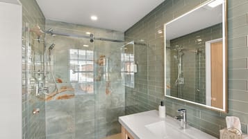 Een haardroger, handdoeken