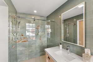 Hair dryer, towels - Regatta Suite 102 · walk Mystic-Train/Downtown · aquarium (Groton)