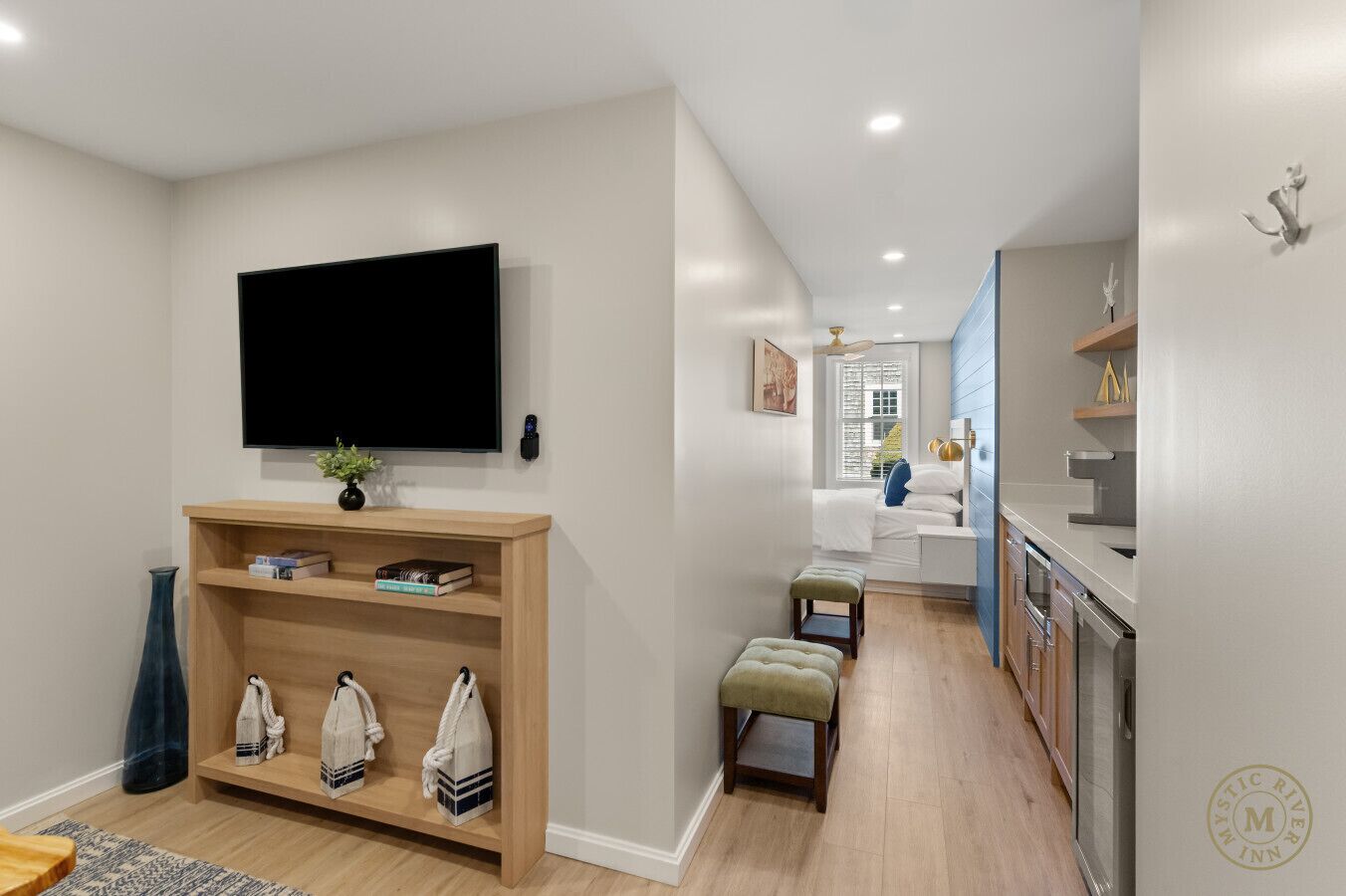 Een bureau, een strijkplank/strijkijzer, reisbedje, wifi