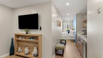 Een bureau, een strijkplank/strijkijzer, reisbedje, wifi