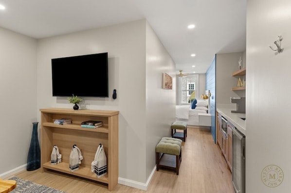 Desk, iron/ironing board, travel cot, WiFi - Regatta Suite 102 · walk Mystic-Train/Downtown · aquarium (Groton)