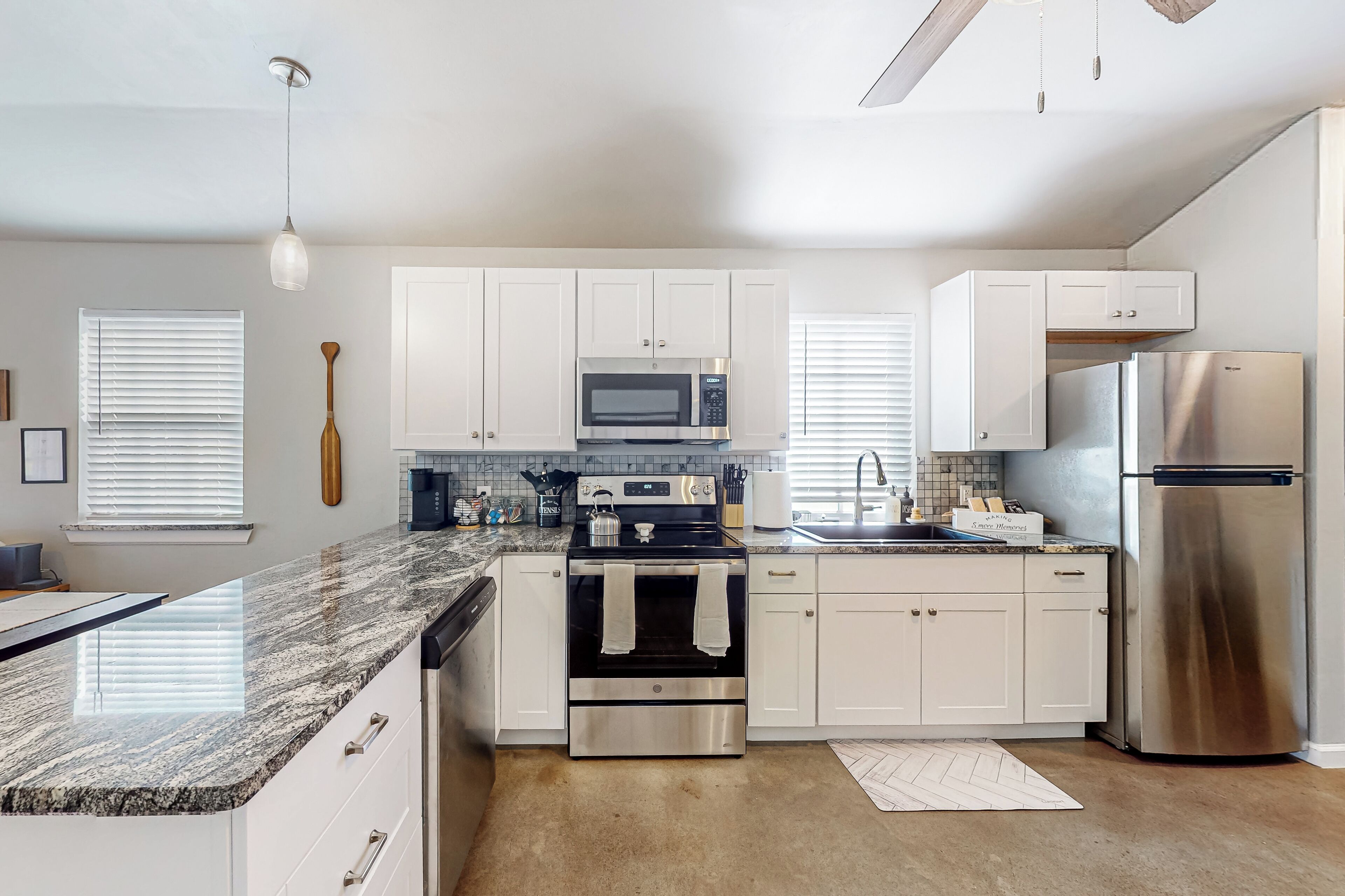 Fridge, microwave, stovetop, dishwasher