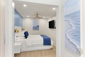 Työpöytä, silitysrauta/-lauta, vauvan matkasänky, Wi-Fi