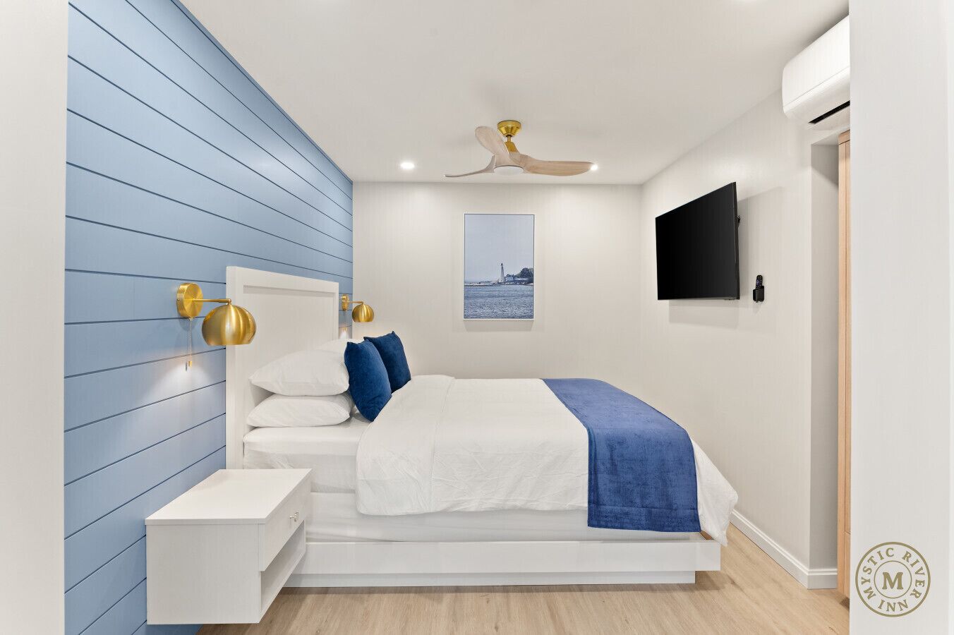 Een bureau, een strijkplank/strijkijzer, reisbedje, wifi