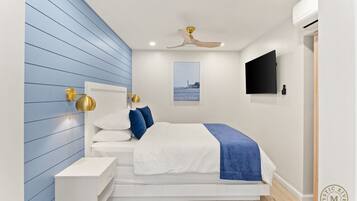 Een bureau, een strijkplank/strijkijzer, reisbedje, wifi