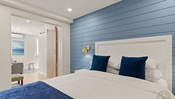 Een bureau, een strijkplank/strijkijzer, reisbedje, wifi