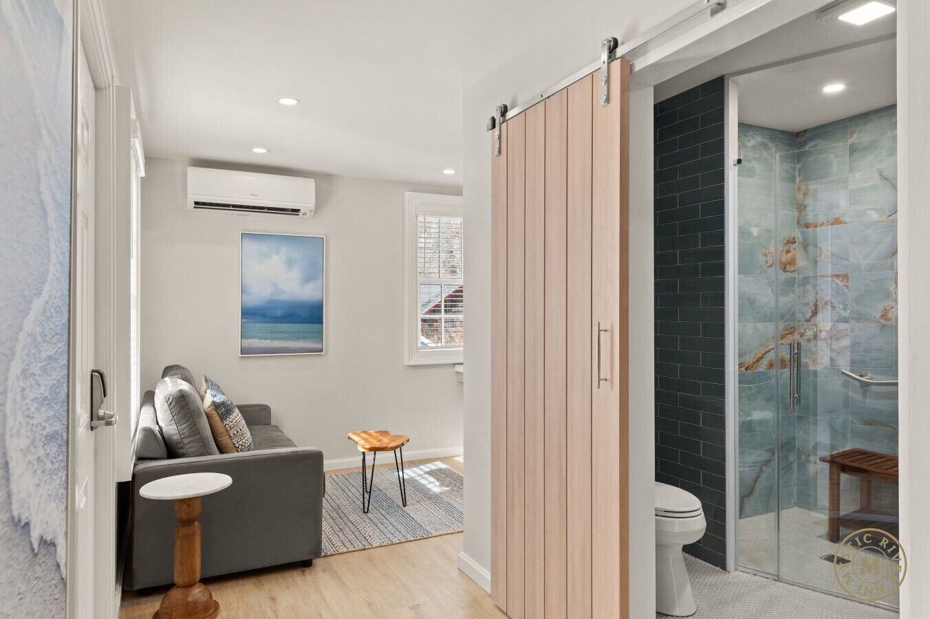 Een haardroger, handdoeken