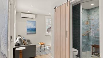 Een haardroger, handdoeken