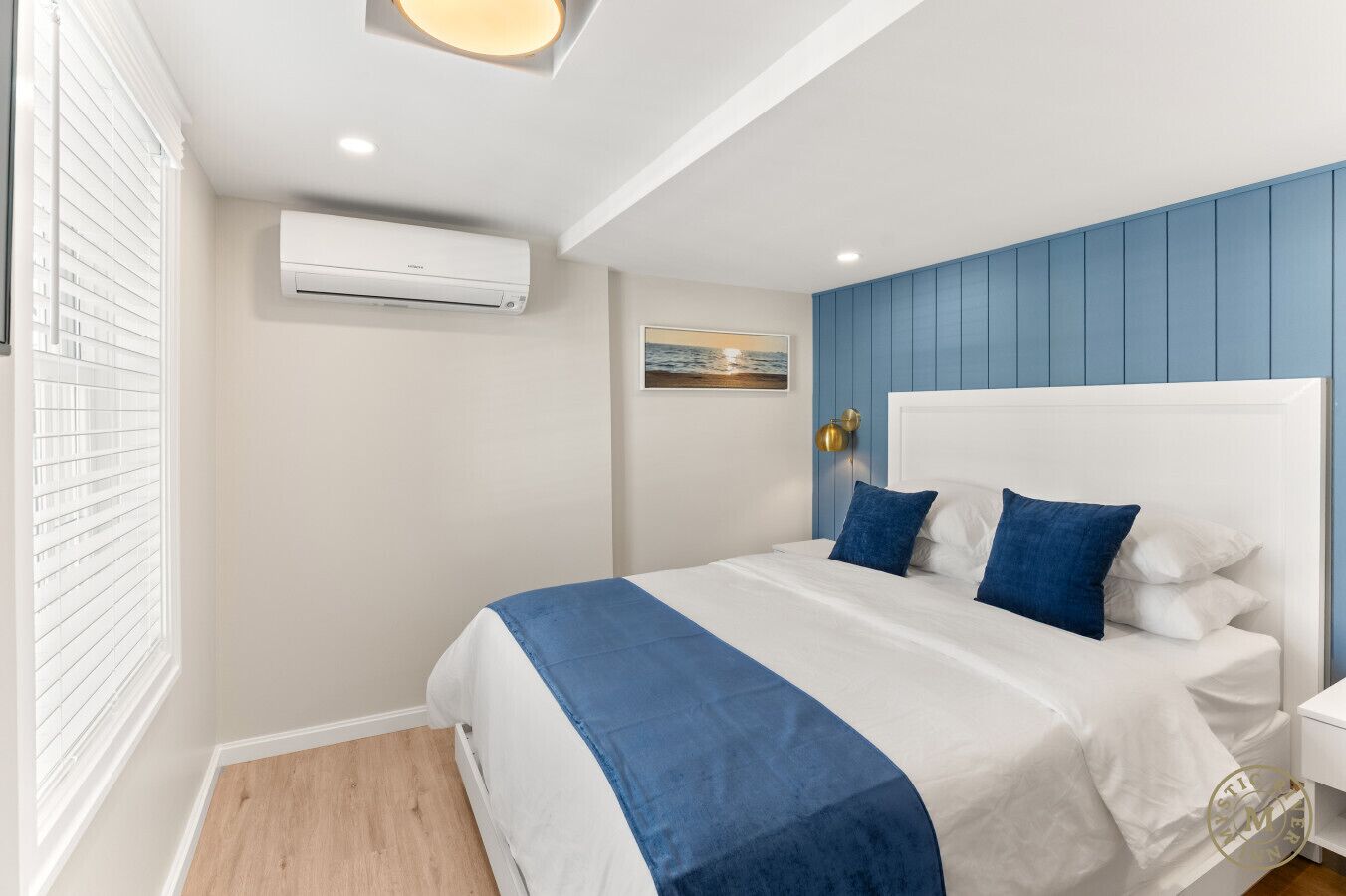 Skrivbord, strykjärn/strykbräda, resesäng och wi-fi