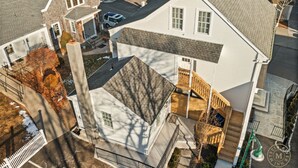 Un hôtel à plusieurs étages doté d’une cour intérieure, d’un espace extérieur couvert aménagé en coin salon et d’un parking.