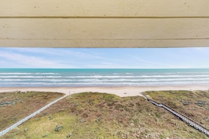 På stranden