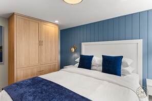 Skrivbord, strykjärn/strykbräda, resesäng och wi-fi