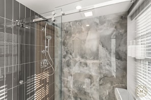 Secador de cabelo, toalhas de banho