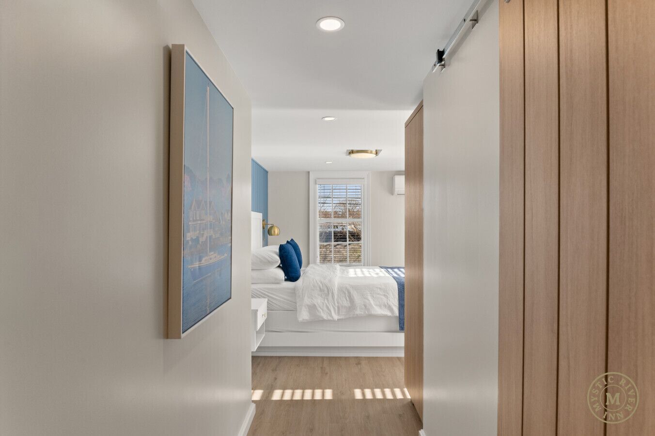 Skrivebord, strykejern/-brett, reiseseng for barn og wi-fi