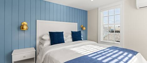 Schreibtisch, Bügeleisen/Bügelbrett, Reisekinderbett, WLAN