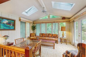 TV - Spacious Deck & Dock: 'Oz River House' in Conway (Conway)