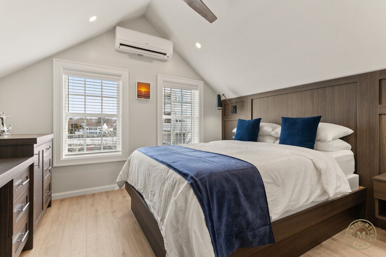 Schreibtisch, Bügeleisen/Bügelbrett, Reisekinderbett, WLAN