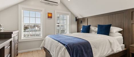 Schreibtisch, Bügeleisen/Bügelbrett, Reisekinderbett, WLAN