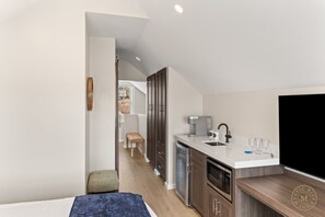 Schreibtisch, Bügeleisen/Bügelbrett, Reisekinderbett, WLAN