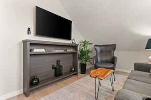 TV, books - The Mystic River Inn (Groton)