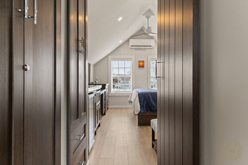 The Captain’s Suite 301 Top-Floor Penthouse – Downtown