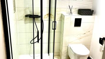 Dusche, Haartrockner, Handtücher, Seife