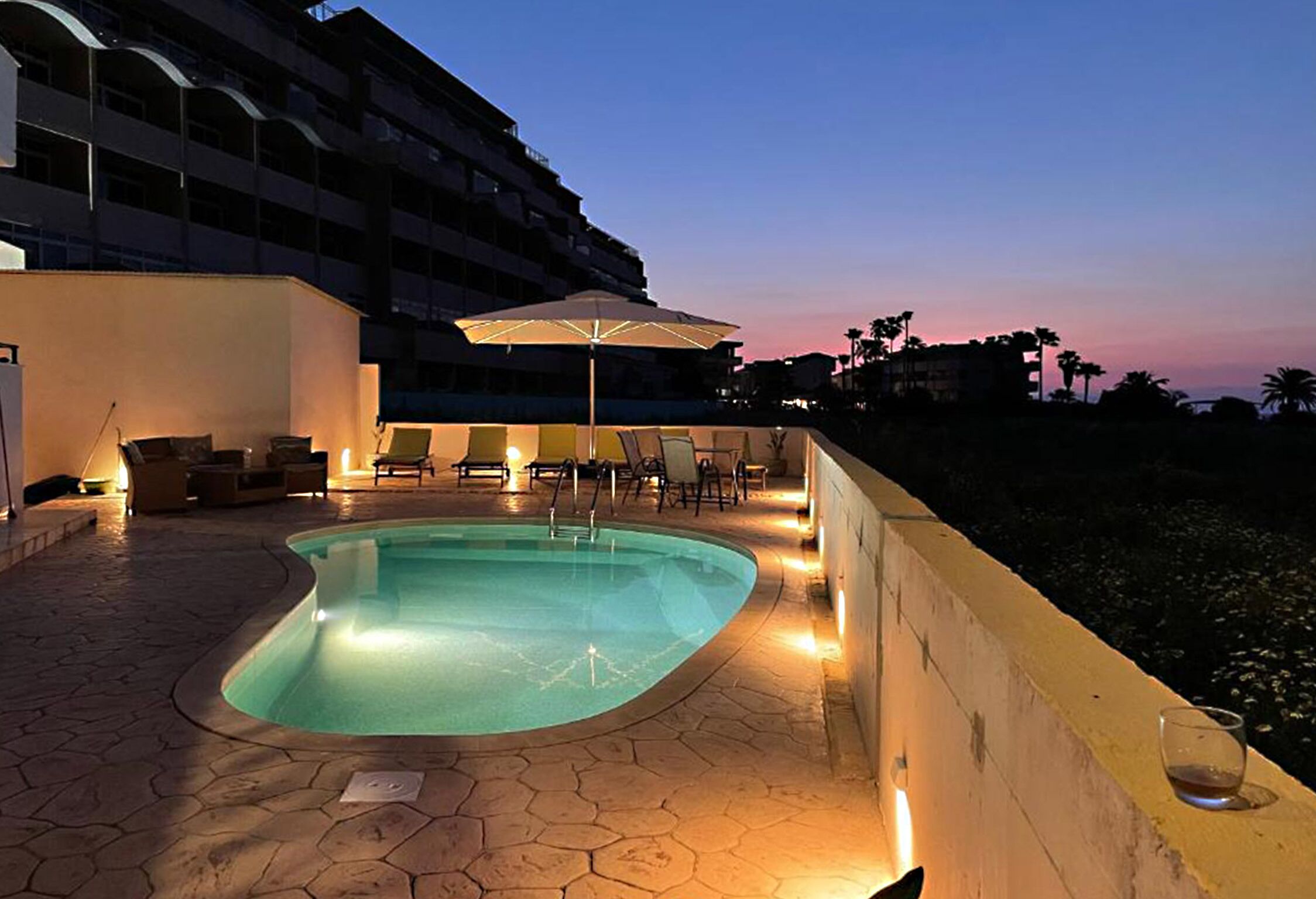 Piscine extérieure (ouverte en saison), parasols de plage
