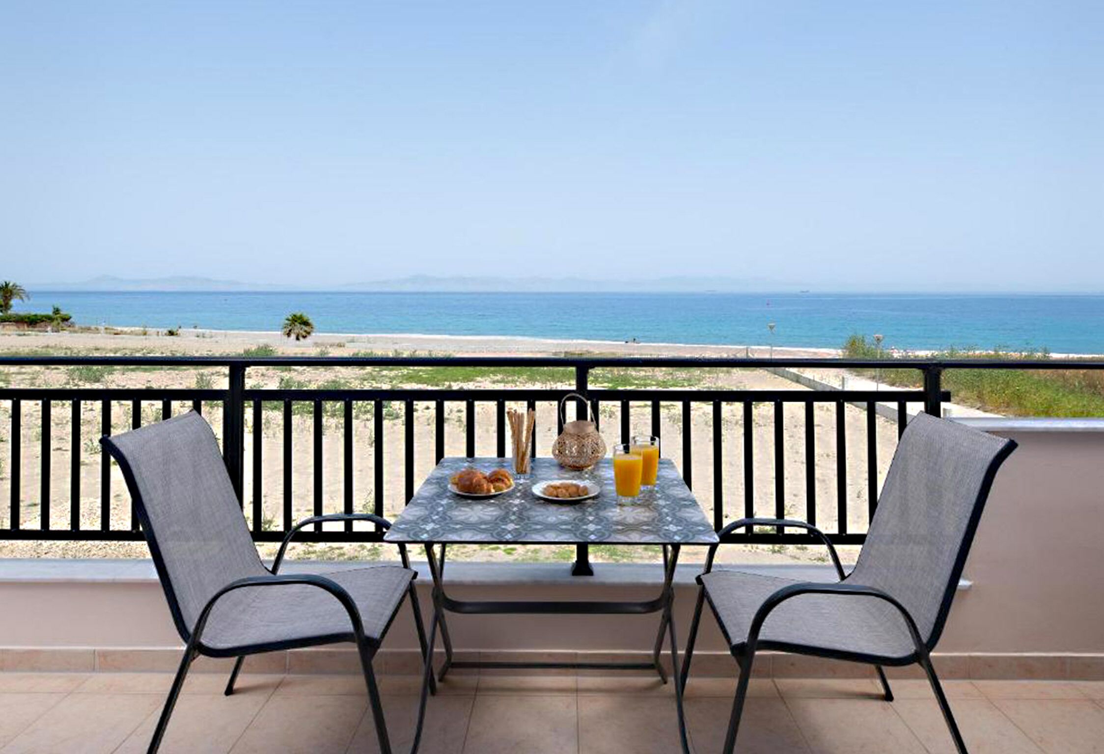 Di pantai, kursi berjemur, payung pantai, dan handuk pantai