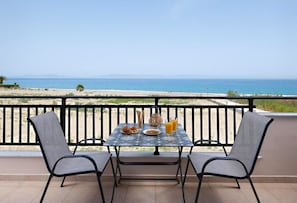 Di pantai, kursi berjemur, payung pantai, dan handuk pantai