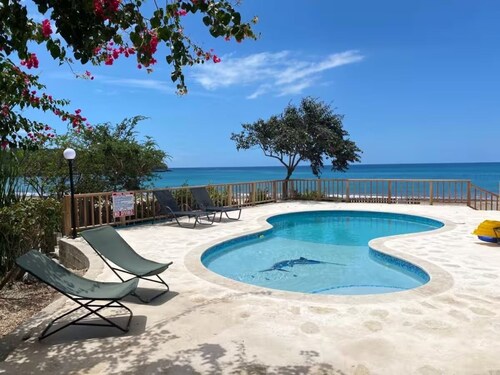 Blue Marlin, 4BR beach front villa, Great Bay, Treasure Beach w/Gym & Pickleball