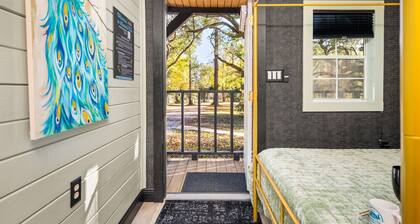 Bougie Bunkhouse Under the Oaks: Kisatchie Vista GLAMping cabin +Outdoor Theater