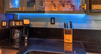 Bougie Bunkhouse Under the Oaks: Kisatchie Vista GLAMping cabin +Outdoor Theater