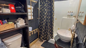 Douche, sĂšche-cheveux, serviettes fournies, savon