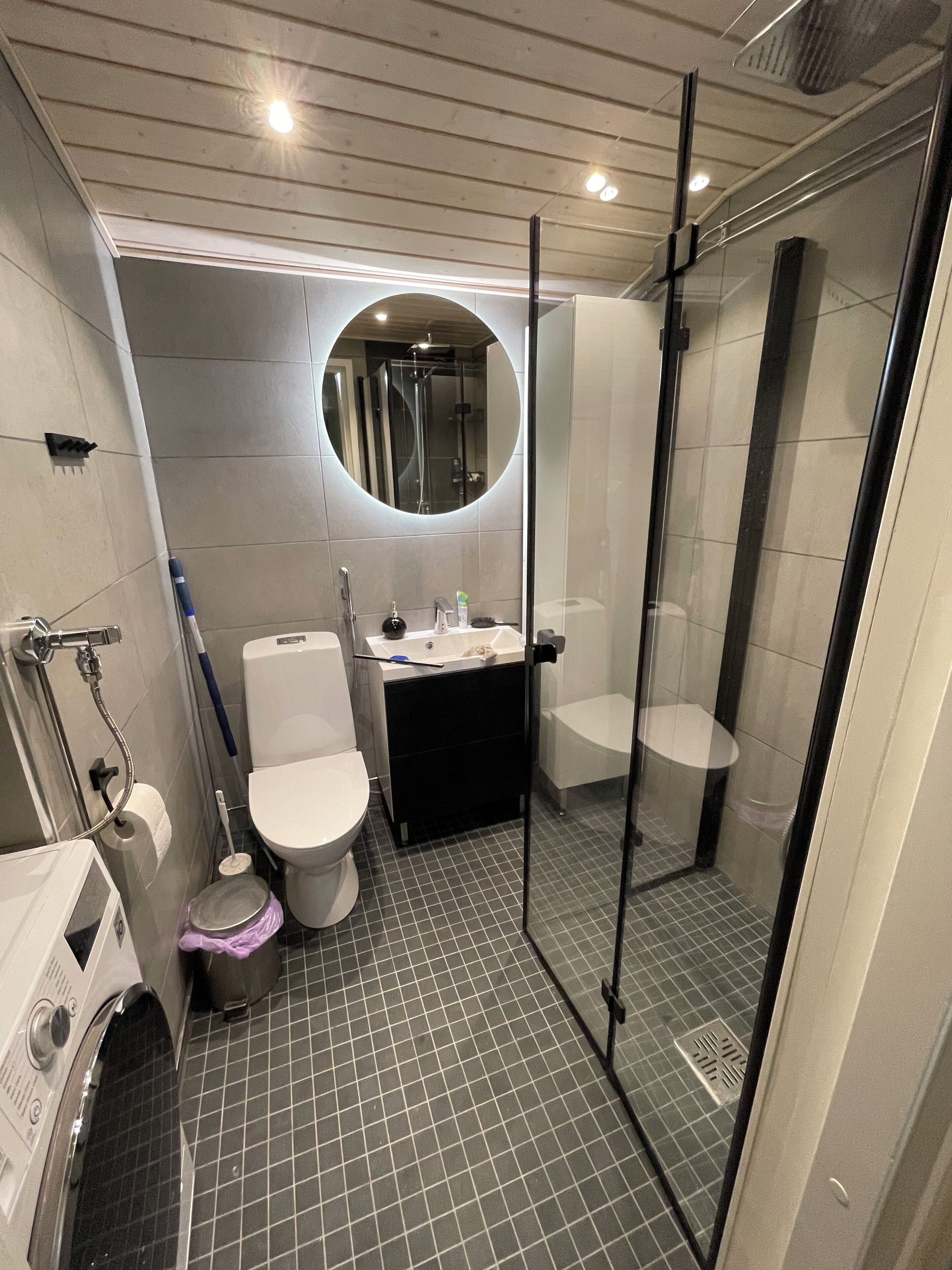 Sèche-cheveux, serviettes fournies, papier toilette