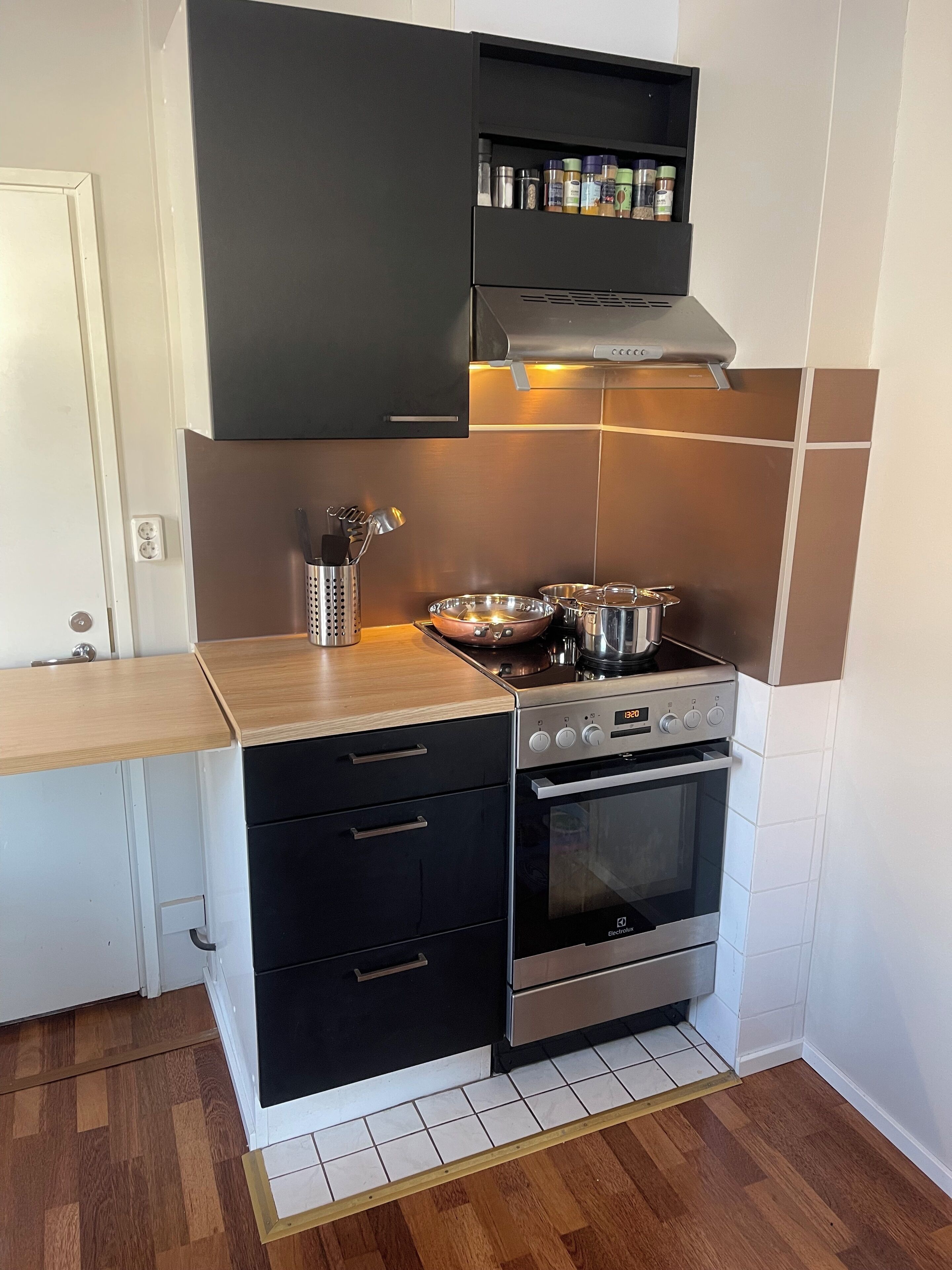 Micro-ondes, four, plaque de cuisson, lave-vaisselle