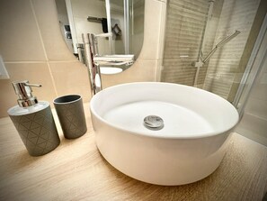 Een douche, een haardroger, handdoeken, zeep