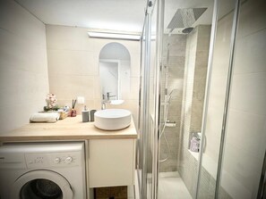 Douche, sèche-cheveux, serviettes fournies, savon