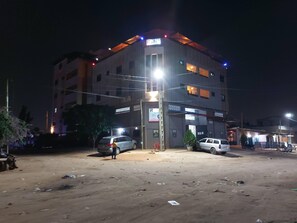 ห้องพัก, 1 ห้องนอน, ระเบียง, วิวสวน | บริเวณภายนอก