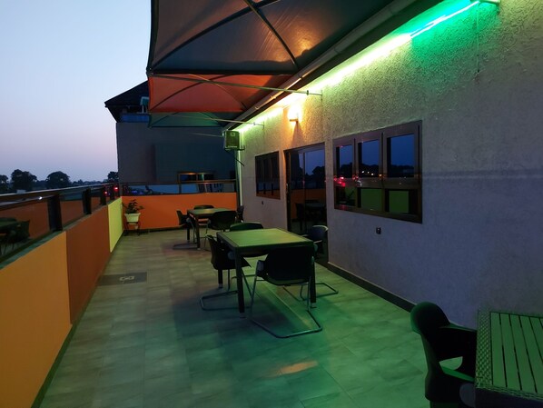 Room, 1 Bedroom, Balcony, Garden View | Outdoor dining - Room-deluxe Double Bed in Royal Blue Gue (Lomé)