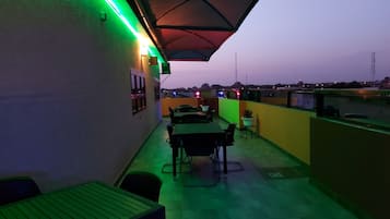 Room, 1 Bedroom, Balcony, Garden View | Tempat makan luar