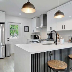 Fridge, microwave, oven, stovetop - Backyard Oasis! Hot Tub, Games & BBQ! Mini-Golf! (St. Petersburg)