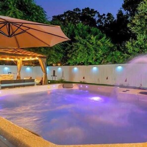 Outdoor spa tub - Backyard Oasis! Hot Tub, Games & BBQ! Mini-Golf! (St. Petersburg)
