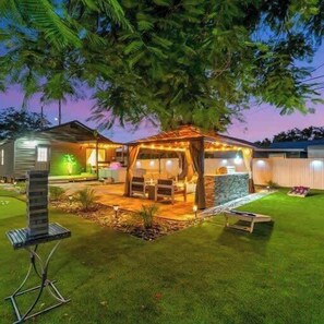 Property grounds - Backyard Oasis! Hot Tub, Games & BBQ! Mini-Golf! (St. Petersburg)