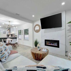 TV, fireplace, offices - Backyard Oasis! Hot Tub, Games & BBQ! Mini-Golf! (St. Petersburg)